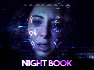 Titelartwork von Night Book. Unten befindet sich das Logo, darüber halb im Schatten das Gesicht der Protagonistin. Das Gesicht sieht gequält aus und es wird von lilafarbenen Schriftzeichen überdeckt.