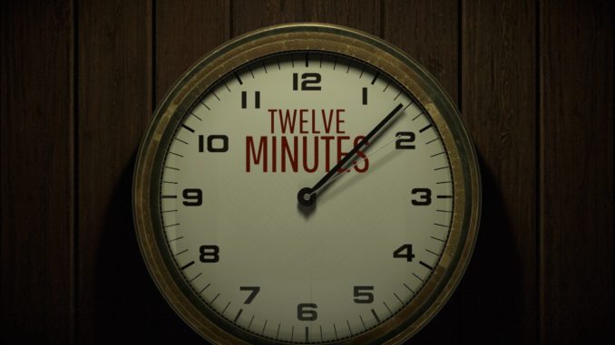 Titelartwork aus 12 Minutes. Darstellung einer Uhr mit großem Zeiger und Sekundenzeiger, die zwischen 1 und 2 zeigen. Logo "Twelve Minutes" befindet sich im Hintergrund des Zeigerblattes.