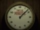Titelartwork aus 12 Minutes. Darstellung einer Uhr mit großem Zeiger und Sekundenzeiger, die zwischen 1 und 2 zeigen. Logo "Twelve Minutes" befindet sich im Hintergrund des Zeigerblattes.