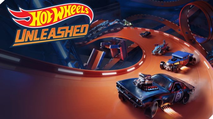 Titelbild aus Hot Wheels Unleashed. Darstellung des Logos links oben. Im Hintergrund findet sich eine orangfarbene Kurve mit mehreren Fahrzeugen, die richtung Vordergrund fahren.