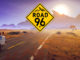 Titelbild zu ROad 96 mit Logo in der Mitte über einer Straße inmitten einer Wüste.
