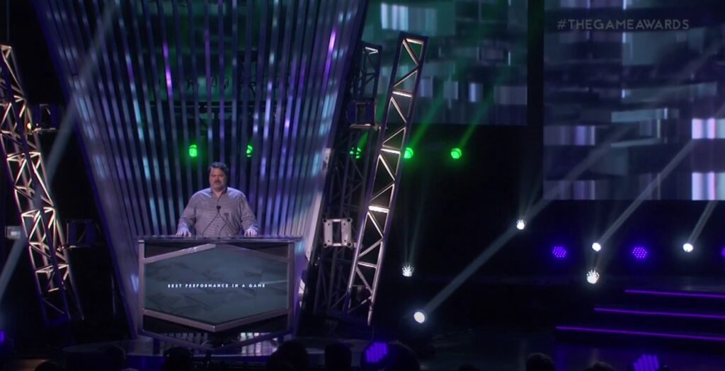 Screenshot aus The Game Awards 2014 mit Tim Schaefer am Redepult