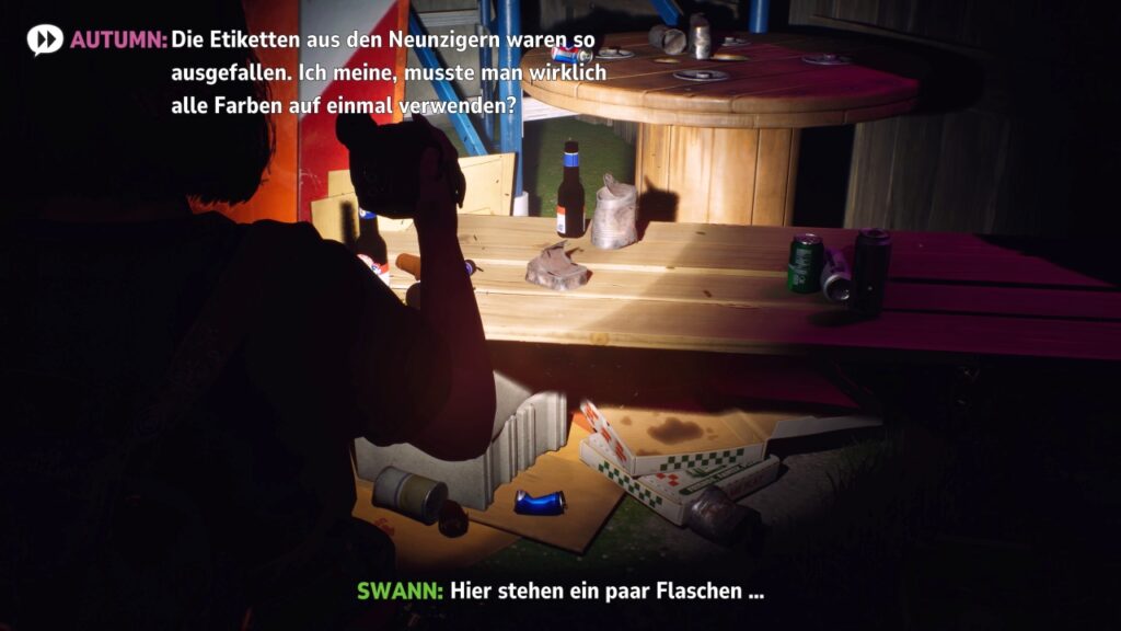 Swann leuchtet mit dem Licht ihres Camcorders auf einen unordentlichen Tisch mit Flaschen und Dosen, von denen sie ihrer Freundin sagt, dass sie dort stehen. Autumn kommentiert aus dem Off die ausgefallenen Etiketten der 90er.