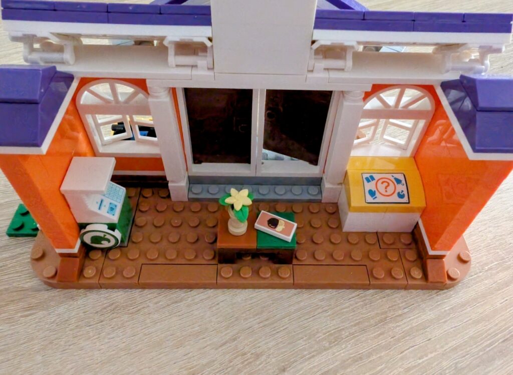 Das Innere des Rathauses. Links Bankautomat, in der Mitte ein Tisch mit Blume und Anleitung, rechts Kiste mit Fundsachen.