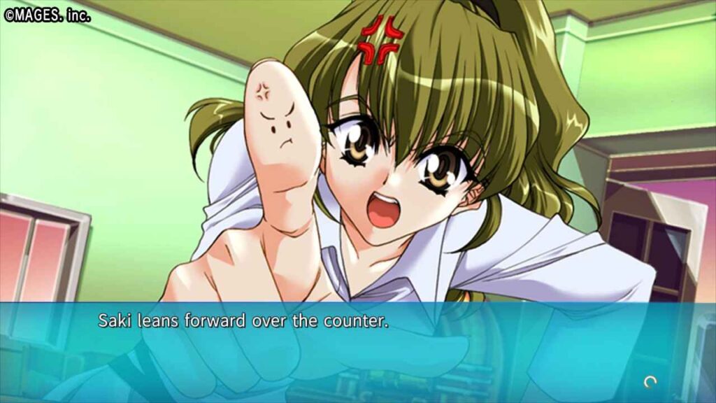 Screenshot aus Never 7: The End of Infinity. Charakter Saki zeigt mit wütendem Gesichtsausdruck in Richtung Kamera, auf der Fingerspitze ein Smilie. Textbox unten schreibt "Saki leans forward over the counter".
