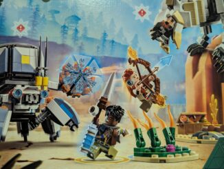Boxart des Legosets mit Aloy und Varl im Kampf gegen Panzerwanderer und Sägezahn.