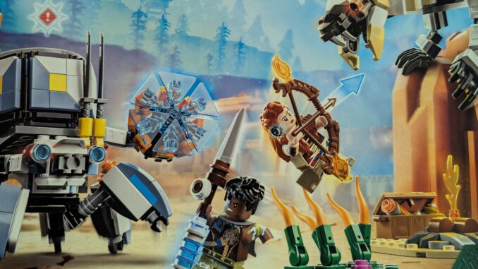 aloyvarltitel Boxart des Legosets mit Aloy und Varl im Kampf gegen Panzerwanderer und Sägezahn.