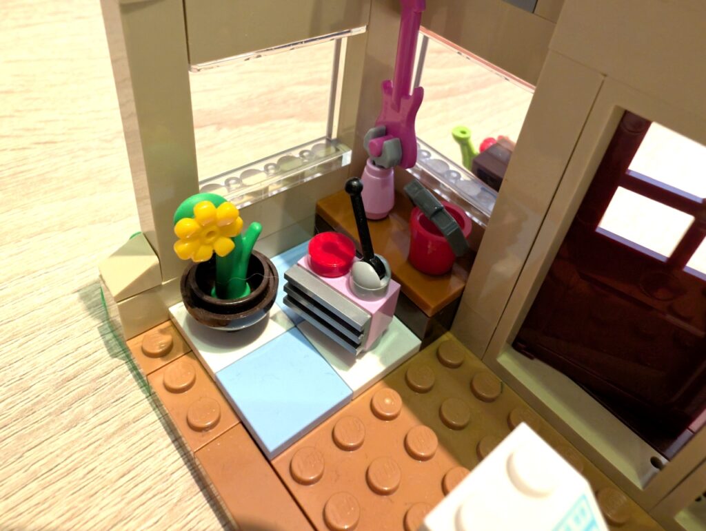 Nahaufnahme von Blume und Radio, die bei Nook zu kaufen sind