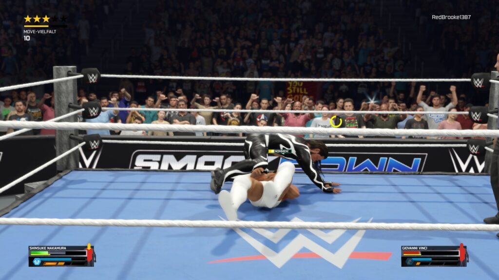 Shinsuke Nakamura im Kampf gegen Giovanni Vinci, der auf dem Boden liegt.