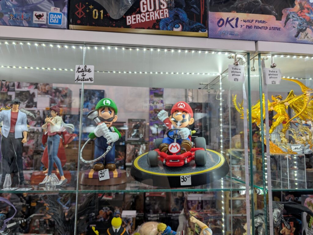 Eine Vitrine mit FIguren von Mario im Kart und Luigi mit Schreckweg.