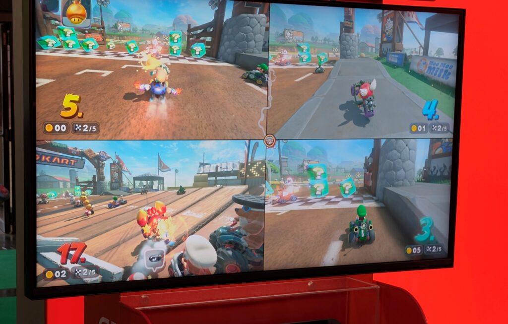 Foto eines Bildschirms mit Mario Kart World im Vier-Personen-Modus.