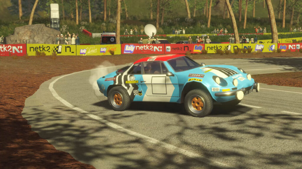 Ein blaues Rally Auto in Rally Arcade Classics