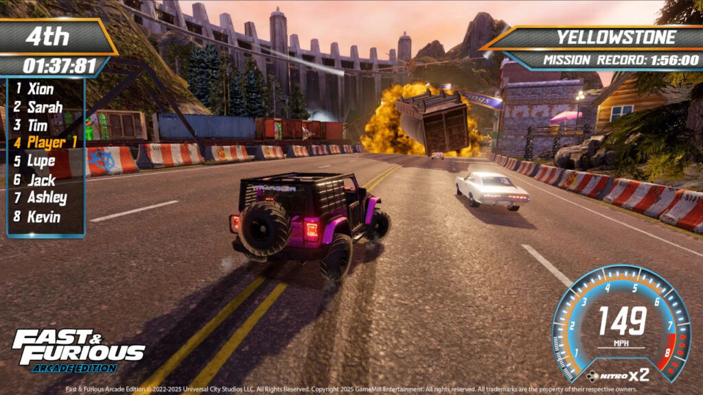 Ein Jeep in Fast & Furios: Arcade Edition mit einem explodierenden Zug im Hintergrund