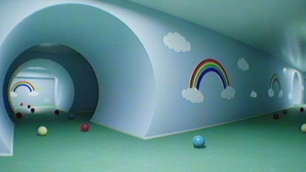 Ein Gang mit Bällen in den Playrooms