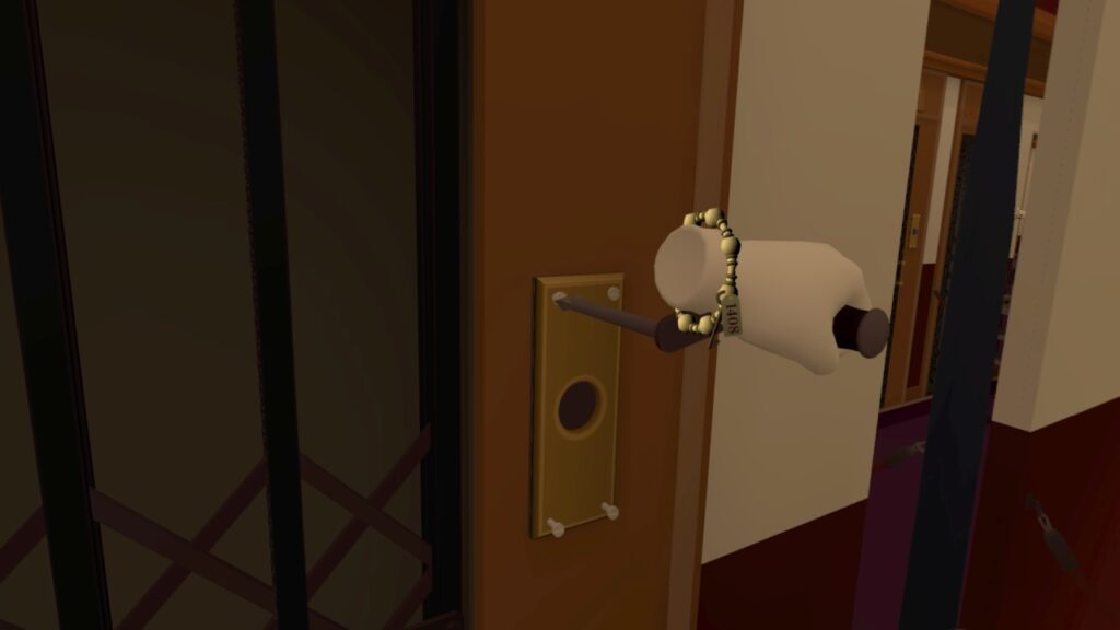 Eine Hand hält einen Schraubendreher. Am Handgelenk ist ein Armband, daran ein Schlüssel mit der Zimmernummer 1408.