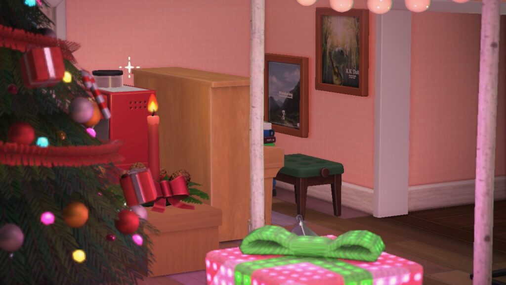 Blick vom Baum aus auf das Klavier von hinten und die Klavierbank.