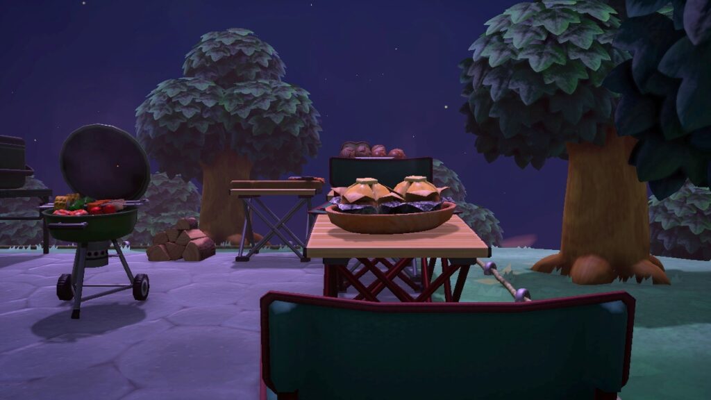 Nahaufnahme der Grillkartoffeln auf dem Tisch.