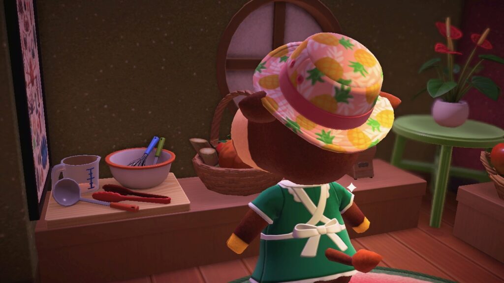 Nahaufnahme einer Theke mit Kochgeschirr, Patricia von hinten, die darauf blickt.