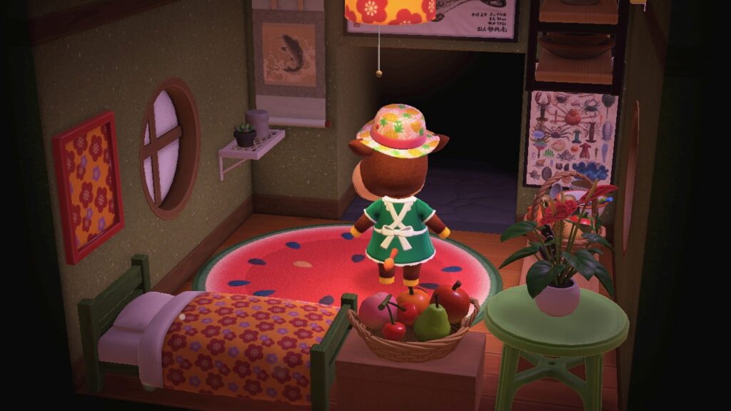 Blick von hinten auf den Eingang mit der Fischdekoration.