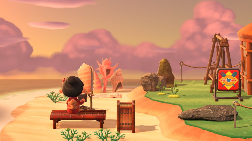 Screenshot Internationales Restaurant, Strand mit Bambusbank, Badematte, Muschelzaun.