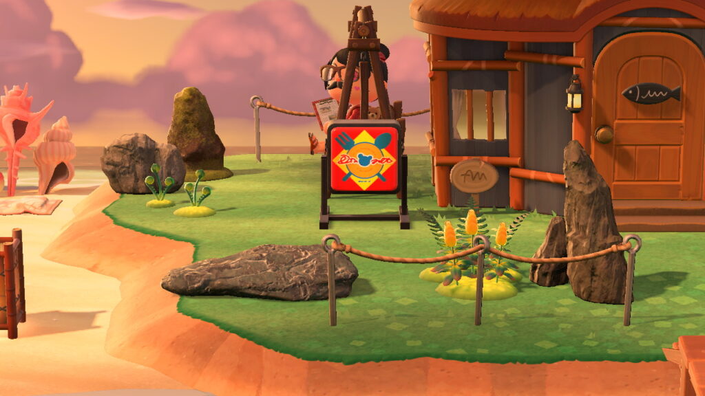 Blick auf das Restaurantschild für Carolines Internationales Restaurant, dahinter Spielfigur auf Schwingschaukel.