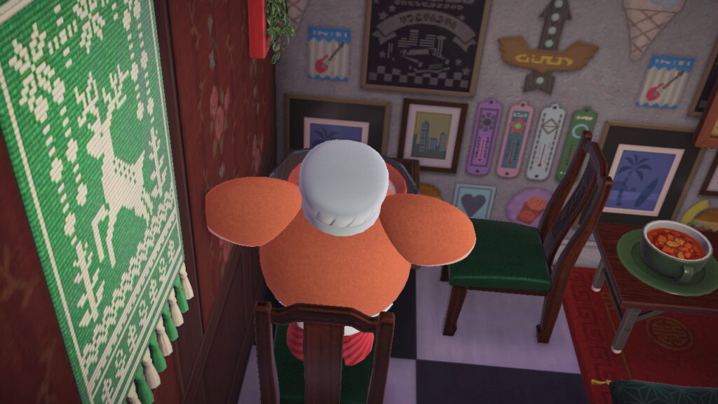 Blick von hinten oben auf Caroline am Tisch.