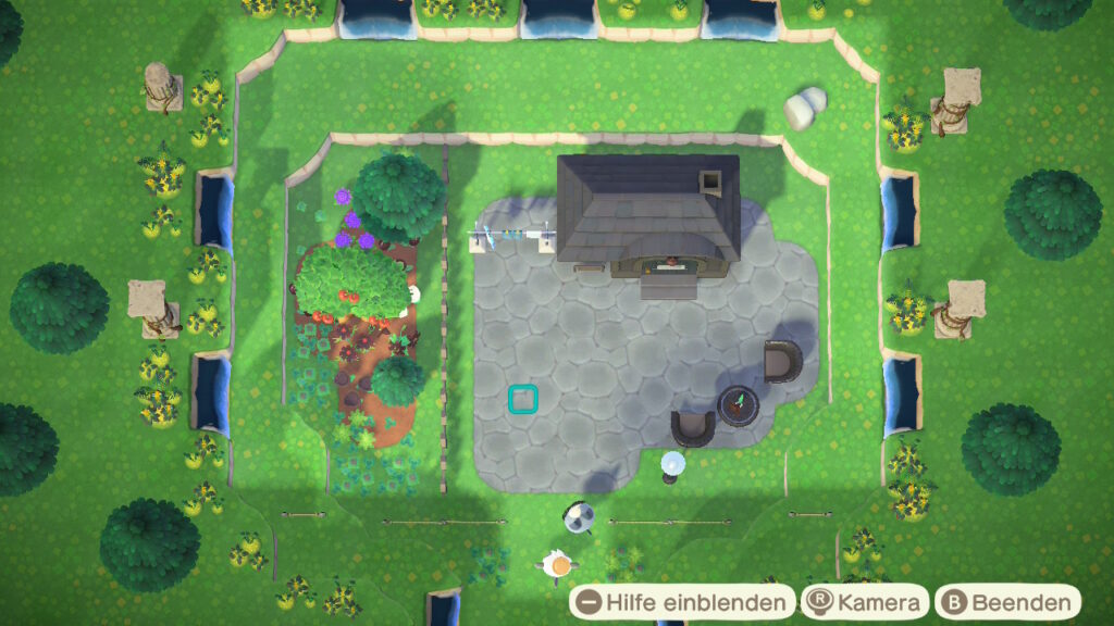 Maßgeschneidertes Zuhause von draußen, Sicht von oben. Links drei Bäume, dazwischen Blumen und Unkraut. Rechts Haus mit Wäscheleine und zwei Korbsessel samt Tisch, außerdem eine Straßenlampe.