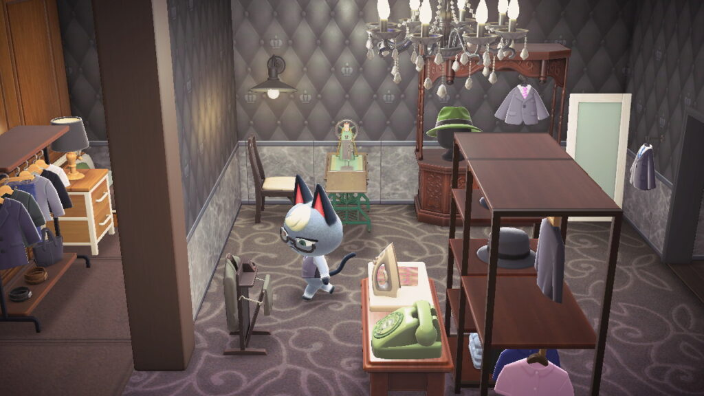 Hinterer Bereich des Schneiderei-Raums mit Nähmaschine, Bügeleisen