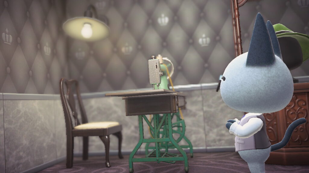 Gunnar schaut sich die Nähmaschine an.