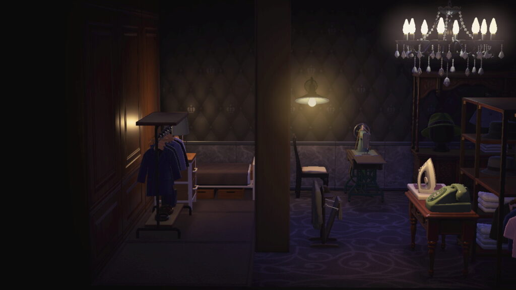 Blick auf das schmale Schlafzimmer. In der Mitte ist der Balken der Trennwand sichtbar, links Kleiderständer, Nachttisch und Bett hintereinander. Rechts Hosenbügler, Tisch mit Bügeleißen und Telefon, dahinter Nähmaschine und Stuhl. Es ist dunkel und nur die Lampen im Haus erhellen ein wenig den Raum.