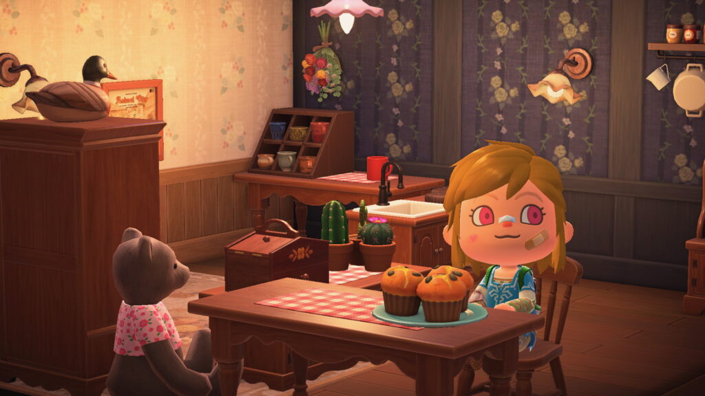 Eingerichtetes Zimmer. Hinten links das Tassenregal.