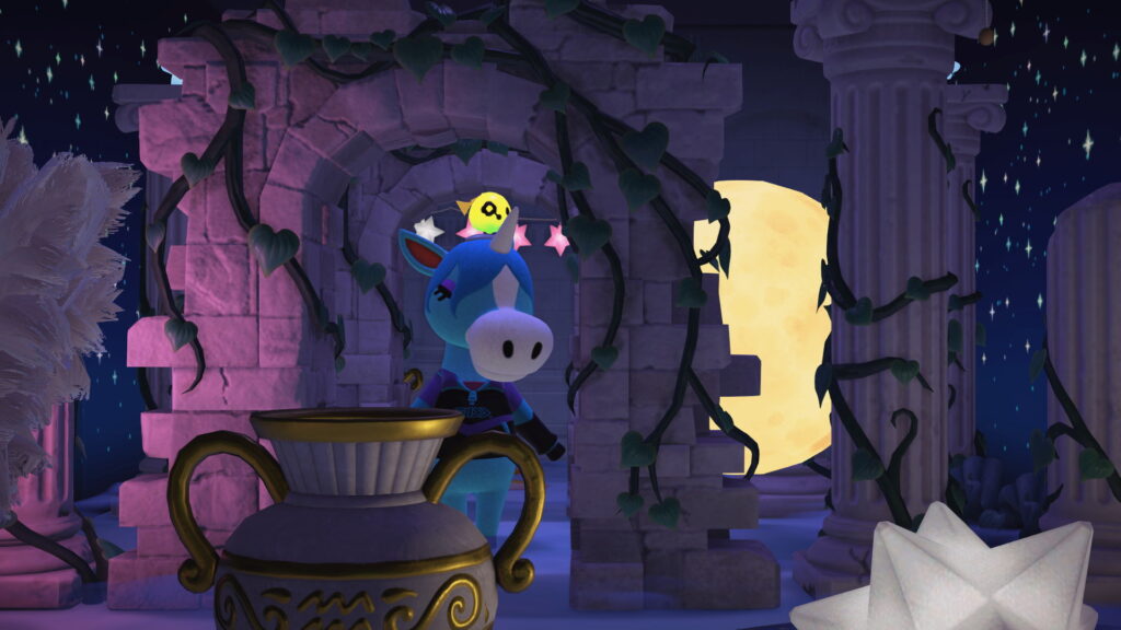 Jimmy steht im Flur, Blick durch eines der Ruinentore.