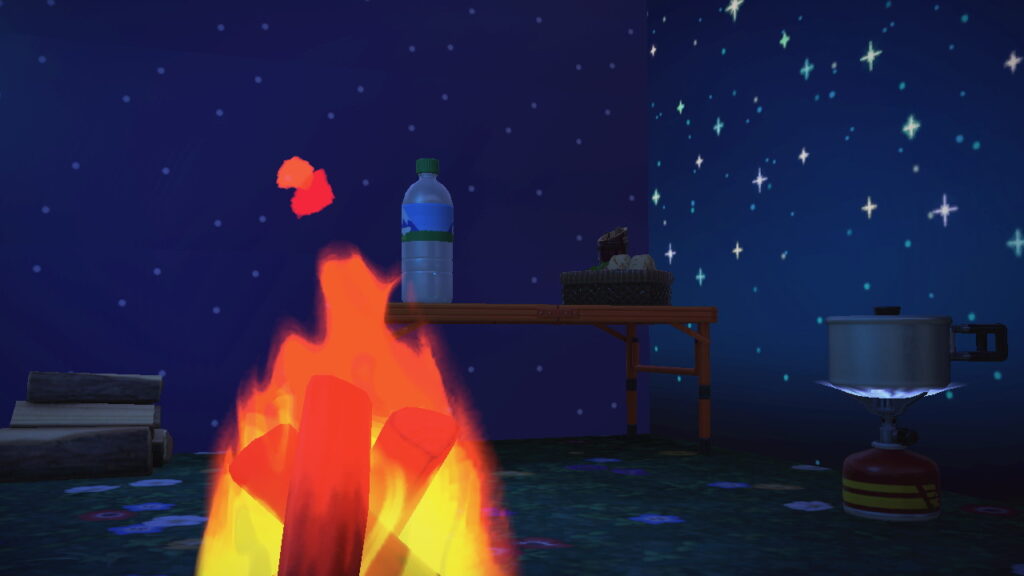 Campingtisch mit Wasserflasche und Bento-Box. Lagerfeuer im Vordergrund.