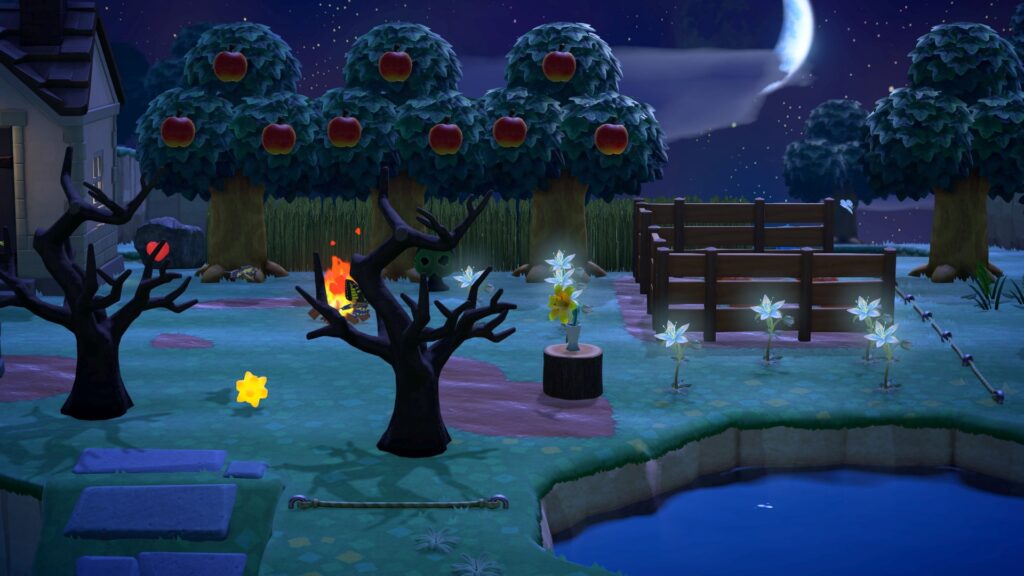 Bild von vorne auf den rechten Teil des Gartens. Im Hintergrund scheint der Mond mit einer großen Sichel.