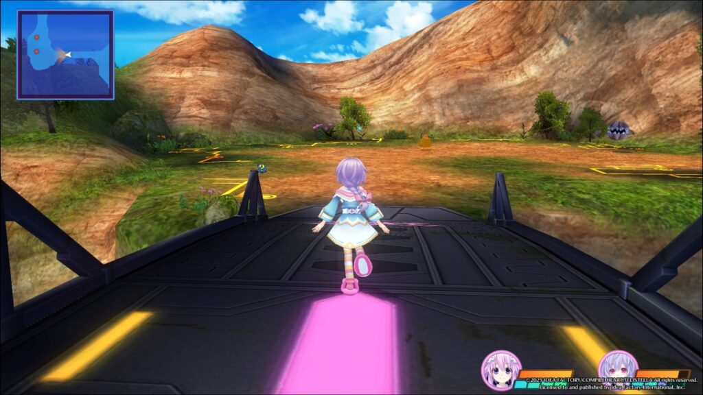Plutia als Leader der Gruppe läuft in einem Dungeon über eine Brücke.