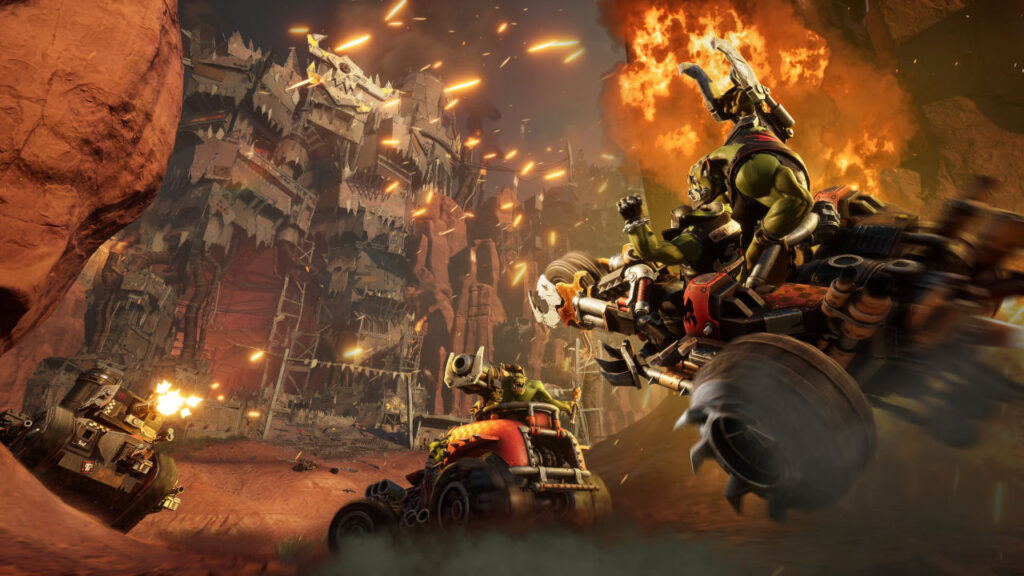 Ein Ork Trike im Sprung hinter einem Ork Auto und ein attackierender Panzer im Hintergrund, von Warhammer 40,000 Speed Freeks