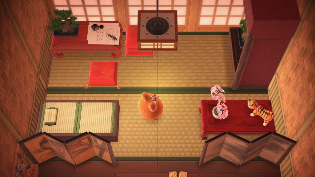Blick von oben auf das Zimmer. Links Tisch mit Bonsai und Schreibuntensilien, daneben ein Stapel Sitzkissen. Rechts davon die Bildnische und ein weiterer Tisch. Unten, abgetrennt durch Paravents, eine Lampe, Kimono-Sandalen und Kimono