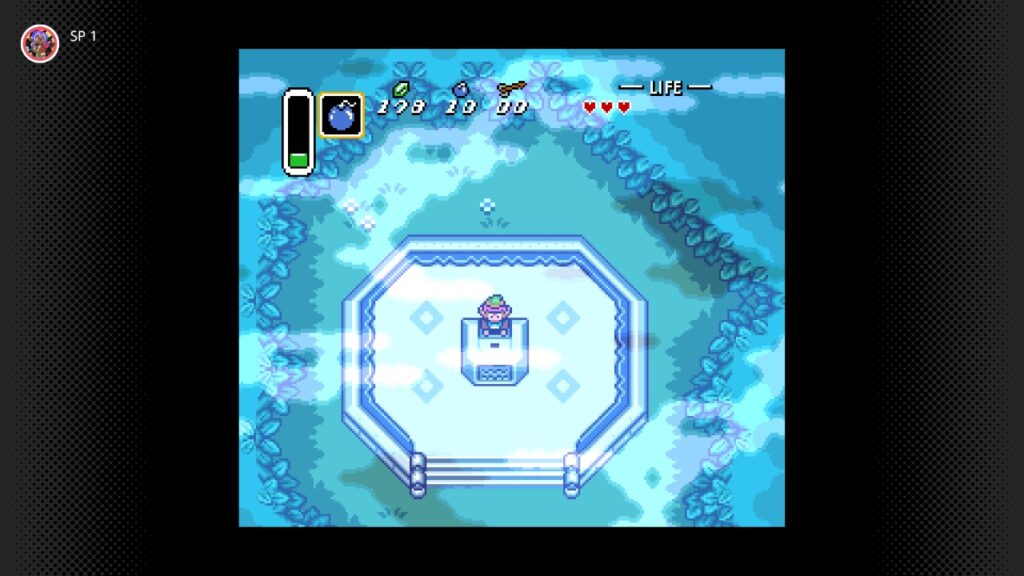 Link am Master-Schwert-Podest in A Link to the Past im dämmrigen Wald. Es steckt kein Schwert im Podest.