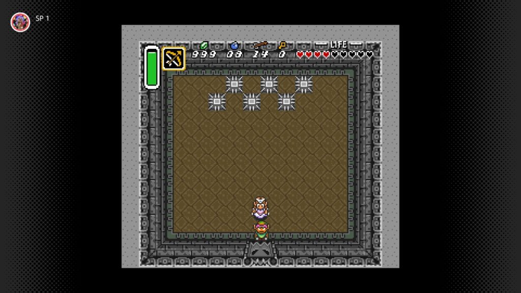 Link zieht an einer verschlossenen Tür eines Dungeons in A Link to the Past. Hinter ihm steht Zelda.