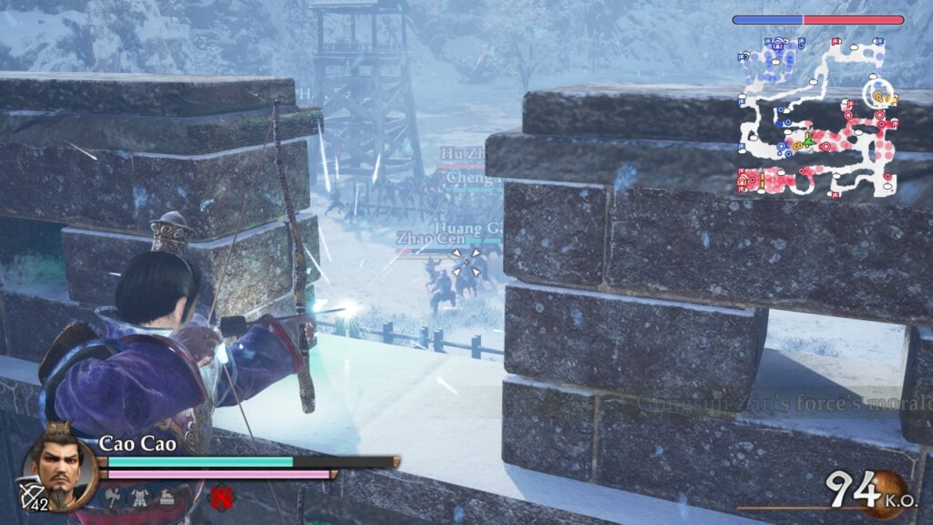 Cao Cao zielt von einer Mauer aus mit dem Bogen auf einen Offizier.
