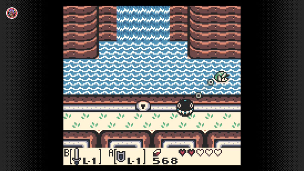Link schwimmt außerhalb des vierten Dungeons, der noch verschlossen ist. Komet an langer Leine befindet sich gerade über Land.